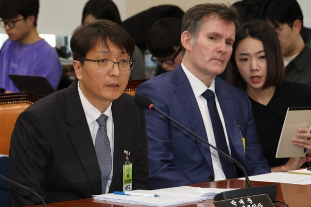 3일 국회 정무위원회에서 열린 쿠팡 개인정보 유출 사태 관련 현안질의에서 박대준 쿠팡 대표이사(왼쪽)가 위원 질의에 답하고 있다. 오른쪽은 브랫 매티스 쿠팡 최고 정보 보호 책임자(CISO). 연합뉴스