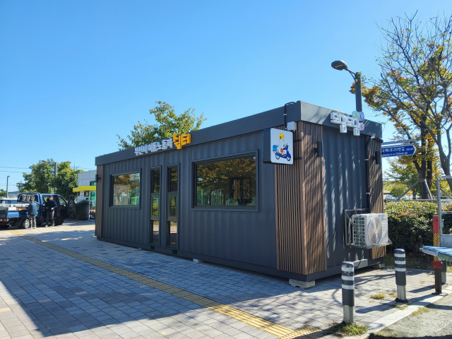 부산시가 4일부터 사하구 하단동, 강서구 명지동, 수영구 광안동에 이동노동자 쉼터를 추가 조성해 운영한다. 사진은 강서구 명지동 너울공원에 설치된 쉼터 모습. 부산시 제공