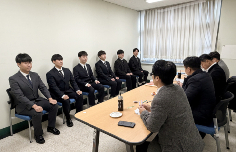 실전 모의면접을 진행하고 있는 전기전자공학과 학생들.