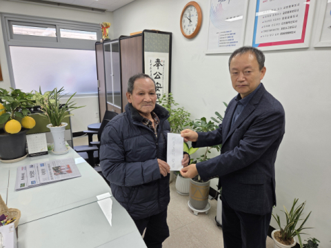 사상구 주례2동 스쿨존 지키는 황인백 어르신, 7년째 월급 나눔 실천