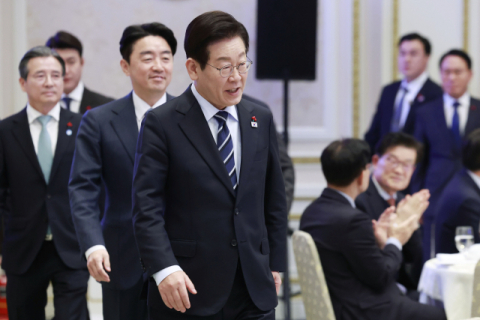 6개월 맞은 이재명 정부… 외교 '순항' 경제 ‘불안’, 독주는 뇌관