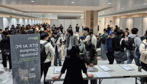 ‘엔비디아 RTX AI PC Campus Seminar’에 입장하기 위해 학생들이 대기하고 있다.