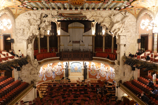 공연장 내부의 화려한 조각과 모자이크. 이상훈 제공