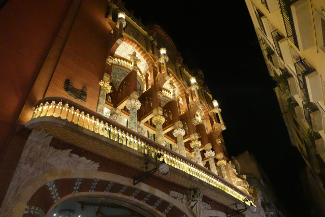 좁은 골목 사이에 위치한 카탈루냐 음악당. 이상훈 제공