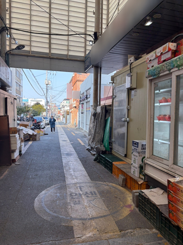 부산 남구에서 지난해 2월 문을 닫은 옛 경찰 치안센터 건물 안내유도선이 1년 10개월 동안 지워지지 않고 방치돼 있다. 박수빈기자 bysue@