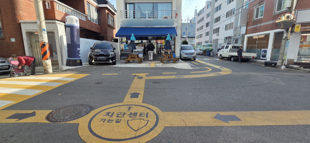 부산 남구에서 지난해 2월 문을 닫은 옛 경찰 치안센터 건물 안내유도선이 1년 10개월 동안 지워지지 않고 방치돼 있다. 박수빈기자 bysue@