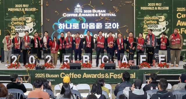 2025 부산 커피어워즈&페스티벌이 열린 4일 부산 벡스코 제1전시장에서 참석내빈들이 개막퍼포먼스를 마치고 기념촬영을 하고 있다. 김종진 기자 kjj1761@