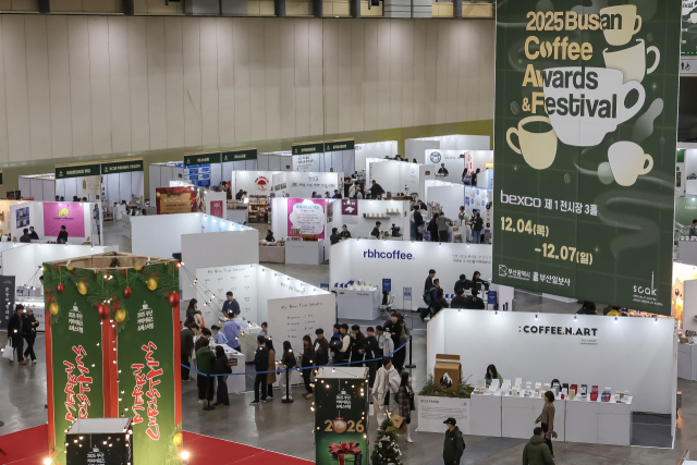 4일 부산 벡스코 제1전시장에서 부산시·부산일보·한국스페셜티커피협회가 주최·주관하는 2025 부산 커피어워즈＆페스티벌이 막을 올렸다. 오는 7일까지 나흘간 열리는 이번 행사는 커피 도시 부산의 정체성을 담은 첫 로컬 커피 축제다. 김종진 기자 kjj1761@
