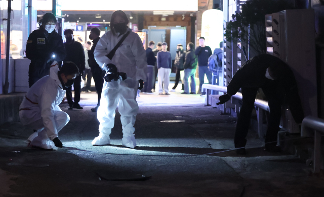 3일 오후 경남 창원시 마산회원구 합성동 한 모텔 앞에서 경찰이 현장을 살피고 있다. 이날 오후 해당 모텔에서 흉기 사건이 발생해 2명이 심정지 상태로 발견되고, 2명이 중상을 입었다. 연합뉴스