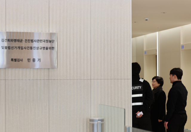 국민의힘 김기현 의원 부인 이 씨가 5일 김건희 여사의 '로저비비에 클러치백 수수 의혹'을 수사하는 민중기 특별검사팀에 피의자 신분으로 소환되고 있다. 이 씨는 2023년 국민의힘 당대표 선거에서 김 의원이 당선된 후 김 여사에게 로저비비에 클러치백을 전달한 혐의를 받고 있다. 연합뉴스