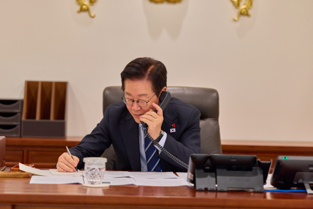 이재명 대통령이 4일 용산 대통령실에서 니쿠쇼르 다니엘 단 루마니아 대통령과 취임 후 첫 통화를 하고 있다. 연합뉴스