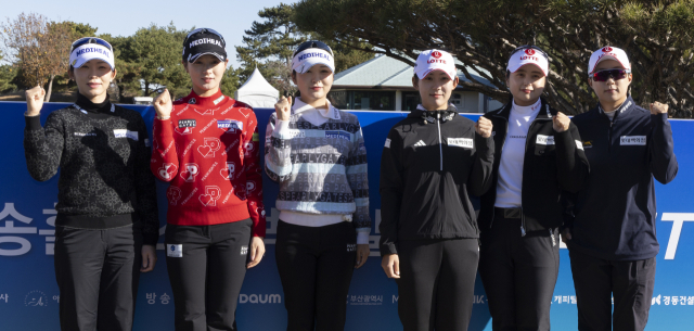 ‘2025 백송홀딩스·부산일보 채리티 매치 인 아시아드CC’ 포토콜 행사가 5일 부산 기장군 아시아드CC에서 열렸다. 왼쪽부터 배소현, 박현경, 이예원, 황유민, 최혜진, 김효주. 정대현 기자 jhyun@