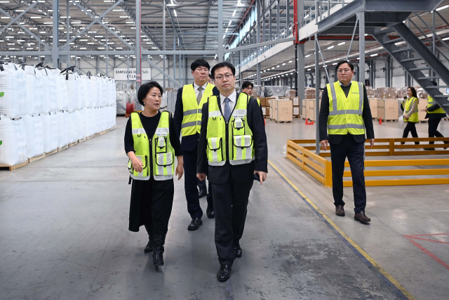 여한구 산업통상부 통상교섭본부장이 지난 3일(현지시간) 네덜란드 로테르담 항과 공동물류센터를 방문, 주요시설을 둘러보고 있다. 산업부 제공