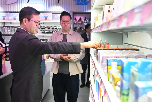 여한구 산업통상부 통상교섭본부장이 지난 3일(현지시간) 네덜란드 헤이그 K스테이션을 방문, 매장을 둘러보고 있다. 산업부 제공