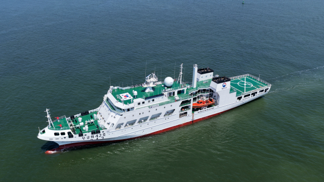 해양수산부는 5일 부산 남구 우암부두에서 4500t(톤)급 대형 국가어업지도선 ‘무궁화 41·42호’의 취항식을 열었다. 사진은 무궁화 42호. 해수부 제공