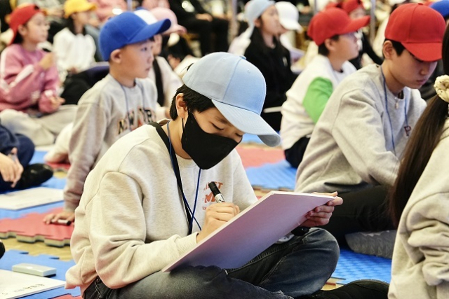 법제처는 12월 5일, 서울 용산구 효창동에 있는 백범김구기념관에서 2025년 제18기 어린이법제관을 대상으로 ‘법령퀴즈 골든벨 대회’를 개최했다. 법제처 제공