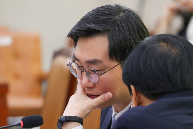 5일 서울 여의도 국회 법제사법위원회에서 변호사 비밀 유지 권한 확대하는 변호사법 개정안 등을 심사하기 위해 열린 법안심사소위원회의에 더불어민주당 장경태 의원이 참석해 있다. 연합뉴스