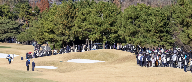 ‘2025 백송홀딩스·부산일보 채리티 매치 인 아시아드CC’가 6일 부산 기장군 아시아드CC에서 열렸다. 갤러리가 이동하고 있다. 김종진 기자 kjj1761@