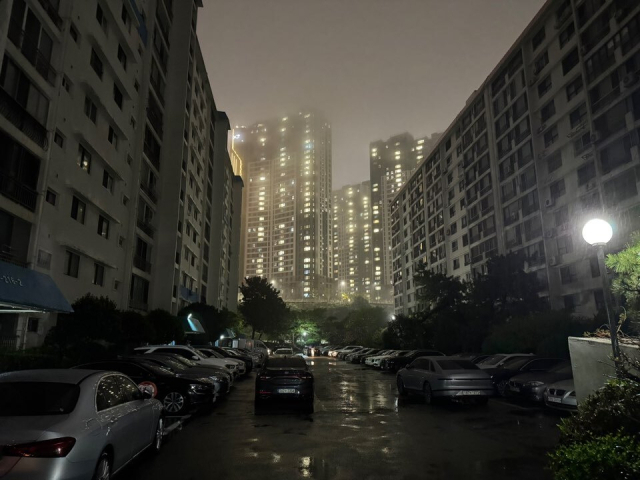 지난 4월 부산의 한 아파트에서 정전이 발생한 모습. 사진은 본문 내용과 상관 없음. 손희문 기자 moonsla@