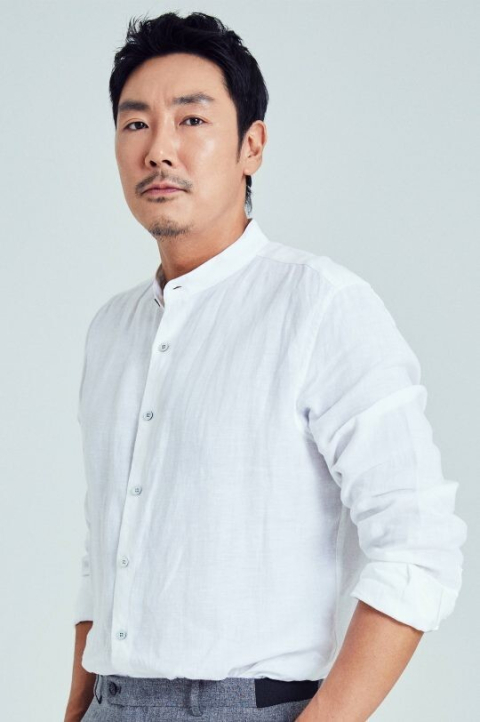 배우 조진웅이 모든 활동을 중단하고 은퇴를 선언했다. 사람엔터테인먼트 제공