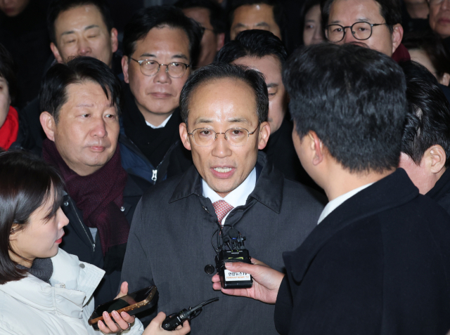 12·3 비상계엄 당시 의원들의 계엄 해제 표결 참여를 방해한 혐의를 받는 국민의힘 추경호 의원이 지난 3일 구속영장이 기각돼 경기도 의왕 서울구치소를 나서며 취재진에 발언하고 있다. 연합뉴스