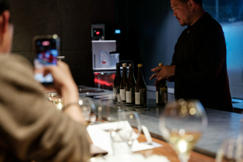 ‘율링’ 스페셜 디너에서 하석환 씨가 ‘도멘 아쉬’에 대해 설명하고 있다. 율링 제공