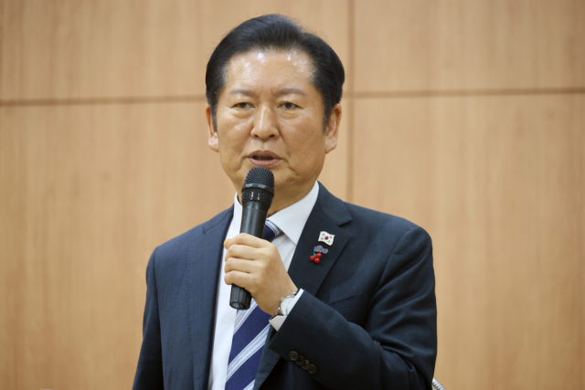 더불어민주당 정청래 대표가 6일 제주도노동자종합복지관 대강당에서 열린 '제주 발전과 이재명 정부 성공을 위한 2025 민주 아카데미에서'에서 강연하고 있다. 연합뉴스