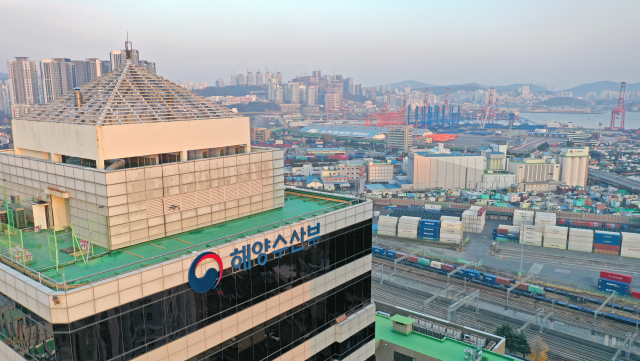 해양수산부가 이전한 부산 동구 수정동 IM빌딩(본관) 외벽에 해수부 간판이 걸려 있다. 철길 건너 부산항 북항이 내려다 보인다. 김경현 기자 view@