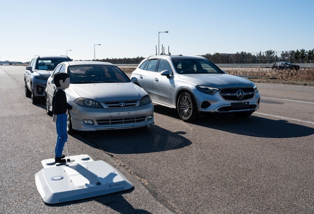 교통안전공단 자동차안전연구원 내 자동차 사고예방장치 시험 모습. 시험 차량이 전방 자동차 정지 타겟을 인지한 후 비상자동제동장치 및 전방추돌경고가 제대로 작동하고 있는지 성능을 확인한다.