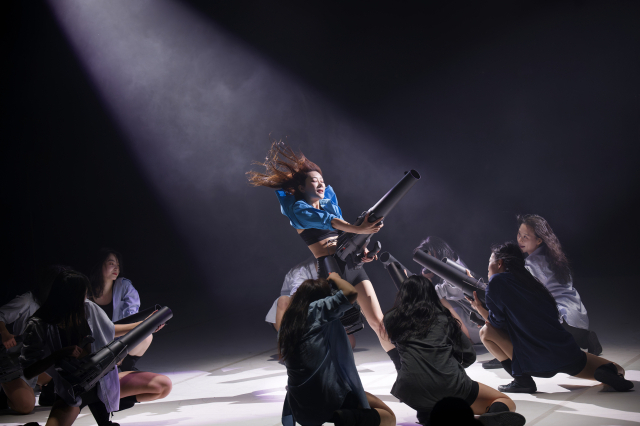 11월 30일 오후 프랑스 칸의 리코른극장에서 에르베 쿠비 안무로 세계 초연한 '노 매터'(No Matter) 3부작 중 세 번째 'Take Back the Night' 공연 모습. 이 작품은 에르베 쿠비가 10명의 여성 무용수로만 구성해 선보였다. 팔레 드 페스티벌(칸) 제공