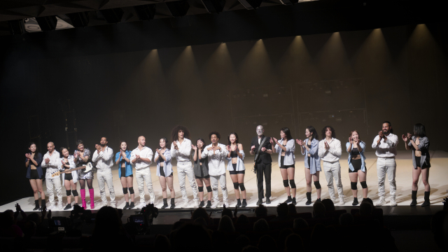 '노 매터'(No Matter) 3부작 공연을 마친 뒤 커튼콜을 하고 있다. 팔레 드 페스티벌(칸) 제공