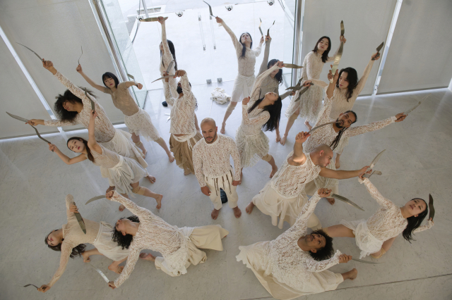 에르비 쿠비 무용단이 11월 29일 오후 프랑스 니스의 아시아예술박물관에서 ‘장소 특정적’인 공연으로 '노 매터'(No Matter)를 선보이고 있다. 이 공연은 남녀 무용수 총 17명이 출연했다. 팔레 드 페스티벌(칸) 제공
