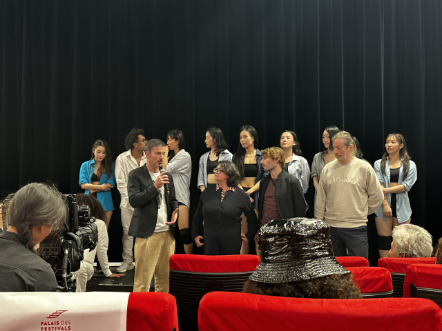 '노 매터'(No Matter) 공연이 끝난 후 관객과의 대화를 하고 있는 에르베 쿠비(앞줄 마이크를 들고 있는 이) 안무가와 무용 평론가들 모습. 뒤에는 여성 무용수들이 보인다. 칸(프랑스)=김은영 기자 key66@