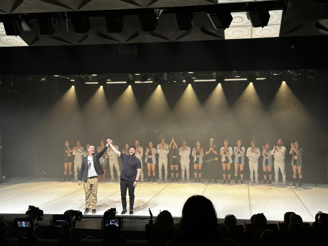 '노 매터'(No Matter) 공연이 끝난 후 에르베 쿠비(앞줄 왼쪽)와 훼쌀 함락 안무가가 관객에 인사하고 있다. 칸(프랑스)=김은영 기자 key66@