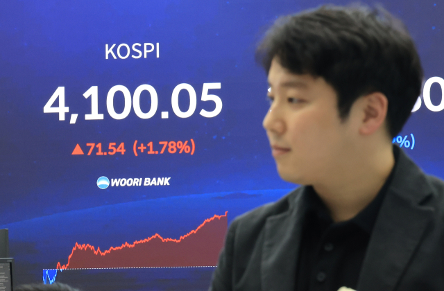 지난 5일 서울 중구 우리은행 본점에서 직원들이 증시와 환율을 모니터하고 있다. 연합뉴스