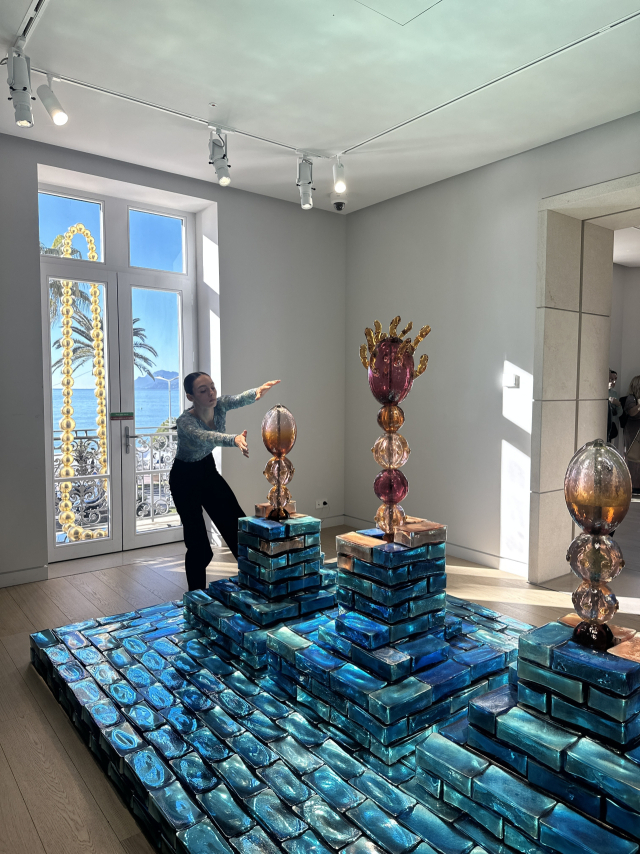 11월 29일 프랑스 칸 ‘라 말메종’(미술관)에서 선보인 로젤라 하이타워 주니어 발레단의 'Infinite' 공연 모습. 로레나 노갈 안무로, 장 미셸 오토니엘의 전시 ‘스타더스트’와 연계한 ‘장소 특정’적 공연으로 선보였다. 칸(프랑스)=김은영 기자 key66@