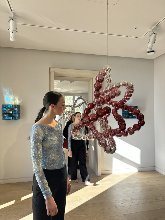 11월 29일 프랑스 칸 ‘라 말메종’(미술관)에서 선보인 로젤라 하이타워 주니어 발레단의 'Infinite' 공연 모습. 로레나 노갈 안무로, 장 미셸 오토니엘의 전시 ‘스타더스트’와 연계한 ‘장소 특정’적 공연으로 선보였다. 칸(프랑스)=김은영 기자 key66@