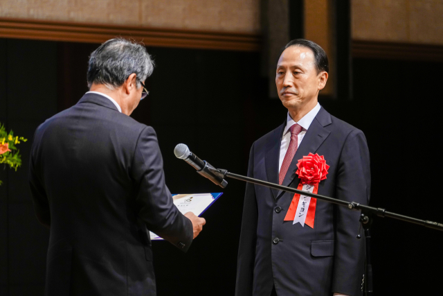 일본국제교류기금(JF·Japan Foundation)이 시상하는 2025년도 국제교류기금상을 받고 있는 정기영 교수. JF 제공