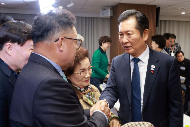 더불어민주당 정청래 대표가 8일 서울 여의도 중앙당사 당원존에서 열린 전국노인위원회 임명장 수여식에 참석해 당원들과 인사하고 있다. 연합뉴스