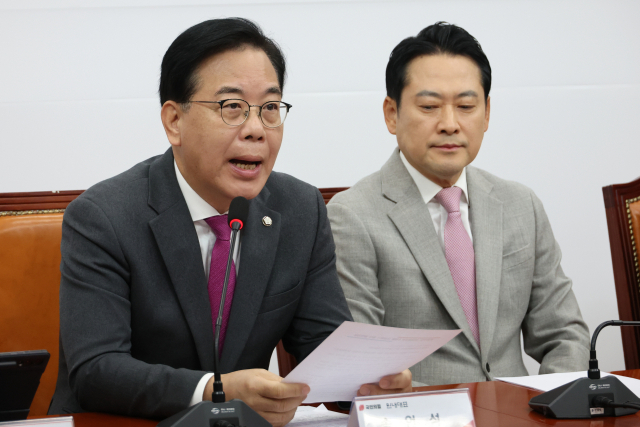 국민의힘 송언석 원내대표가 5일 서울 여의도 국회에서 열린 '혼용무도(昏庸無道·어리석고 무능한 군주가 세상을 어지럽힌다)' 이재명 정권 6개월 국정평가 회의에서 발언하고 있다. 연합뉴스