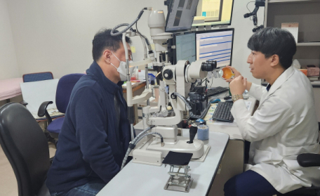 50대 이상 망막전막 ‘주의보’ 치료시기 놓치면 실명 우려 [닥터큐 전문의를 만나다]