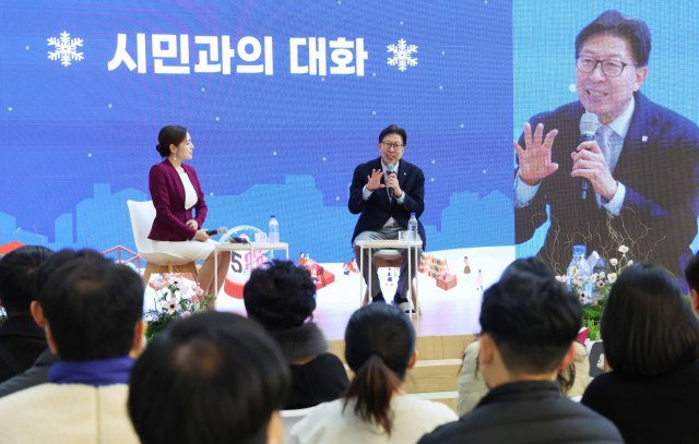 8일 박형준 부산시장이 15분도시 스텝업 전략 발표 후 시민과의 대화 시간을 진행하고 있다. 정종회 기자