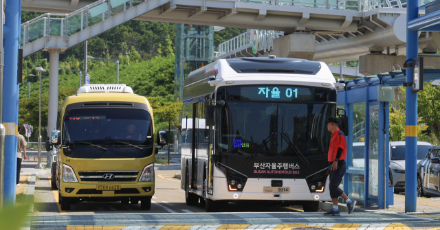 지난 8월부터 부산 기장군 오시리아에서 시범운행 중인 자율주행 버스. 부산일보DB
