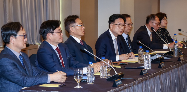 BNK금융 임원후보추천위원회가 8일 오후 롯데호텔 부산에서 기자회견을 열고 빈대인 BNK금융지주 회장을 만장일치로 최종 회장 후보로 결정했다고 발표했다. 김종진 기자 kjj1761@