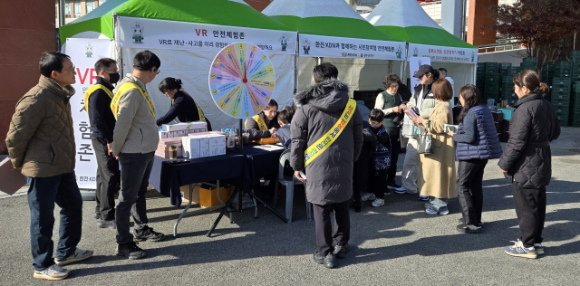 지역 축제 연계 ‘시민 참여형 안전 체험존’을 찾은 시민 관람객들. 한전KDN 제공