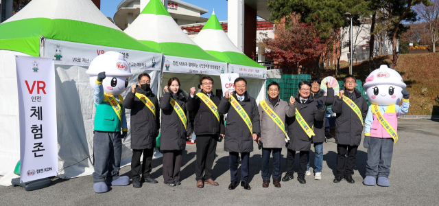 지역 축제 연계 ‘시민 참여형 안전 체험존’ 진행 관계자 일동 단체 사진. 한전KDN 제공