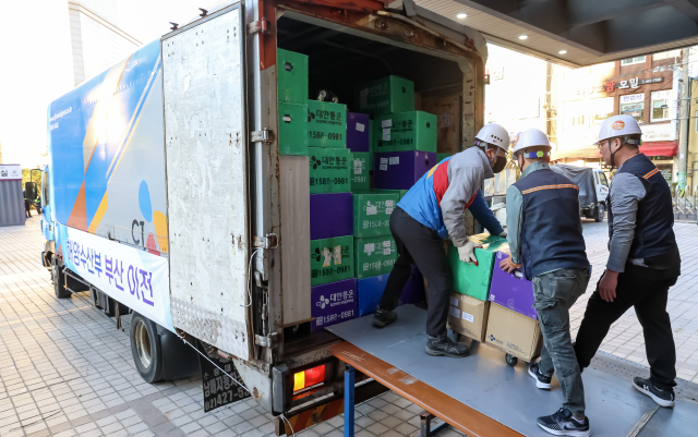 해양수산부가 세종에서 부산 동구 IM빌딩(본관)·협성타워(별관) 임시청사로 단계적 이전을 시작한 가운데 9일 이사업체 관계자들이 첫 이삿짐을 부산 본관 건물로 옮기고 있다. 해수부 이전을 위한 이사는 약 2주 간에 걸쳐 5t 트럭 249대와 하루 60여 명의 인력을 투입해 실국별로 순차적으로 진행된다. 김종진 기자 kjj1761@
