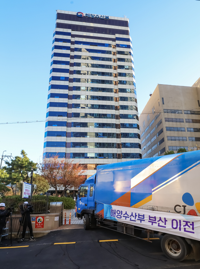 해양수산부가 세종에서 부산 동구 IM빌딩(본관)·협성타워(별관) 임시청사로 단계적 이전을 시작한 가운데 9일 첫 이삿짐을 실은 차량이 부산 본관 건물로 들어서고 있다. 해수부 이전을 위한 이사는 약 2주 간에 걸쳐 5t 트럭 249대와 하루 60여 명의 인력을 투입해 실국별로 순차적으로 진행된다. 김종진 기자 kjj1761@