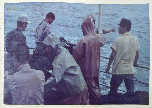 1967년 백경호에서 원양어업 승선실습 중인 학생들. 국립부경대학교는 이를 포함한 희귀 역사 자료를 8일 공개했다. 국립부경대 제공