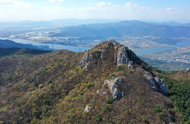부산과 경남 양산에 걸쳐 있는 금정산이 지난 10월 31일 기후에너지 환경부 최종 심의를 통해 전국 24번째이자 최초의 도심형 국립공원으로 지정됐다. 사진은 금정산 고당봉 일대 모습. 정종회 기자 jjh@